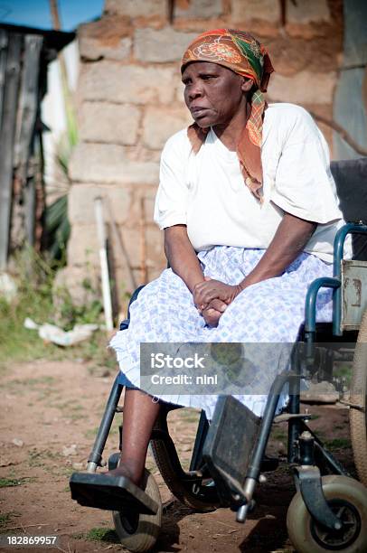 Photo libre de droit de Xhosa Femme En Fauteuil Roulant banque d'images et plus d'images libres de droit de 60-64 ans - 60-64 ans, Action caritative et assistance, Adulte