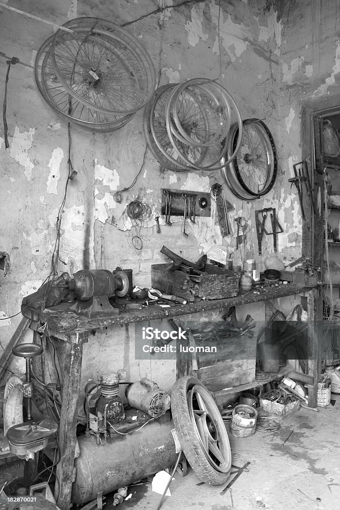 Antigua tienda de bicicletas - Foto de stock de Abollado libre de derechos