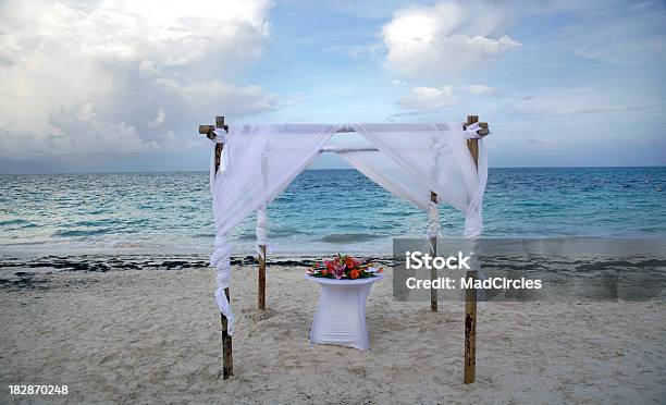 Hochzeitcanopy Stockfoto und mehr Bilder von Hochzeit - Hochzeit, Hochzeitsbaldachin, Bedeckter Himmel