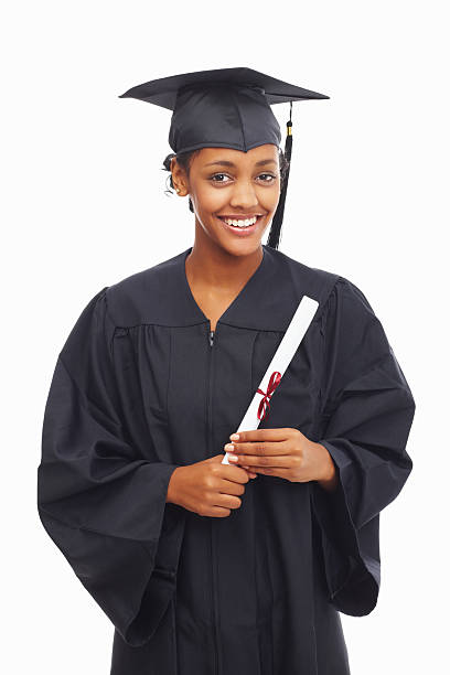 sonriente estudiante afroamericana celebrando un certificado de graduación - poses para fotos de graduación fotografías e imágenes de stock