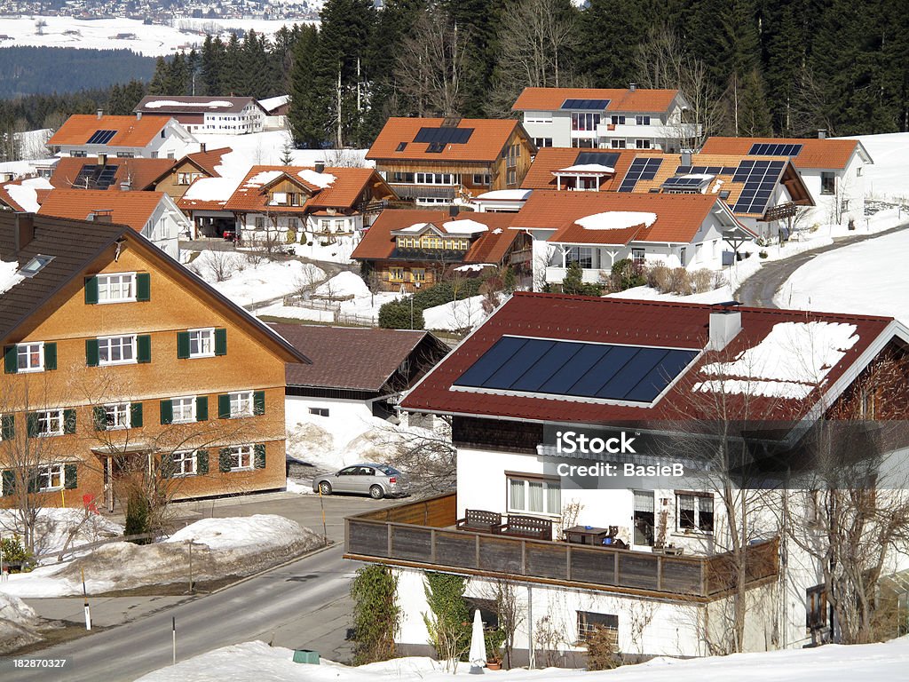 Village mit Schnee bedeckt in Österreich - Lizenzfrei Sonnenkollektor Stock-Foto