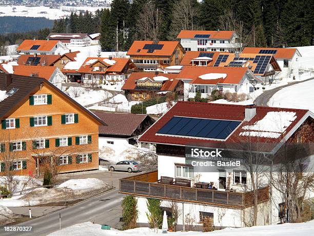 Village Mit Schnee Bedeckt In Österreich Stockfoto und mehr Bilder von Sonnenkollektor - Sonnenkollektor, Winter, Dorf