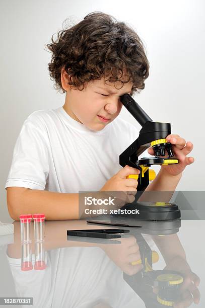 Little Boy Microbiólogo Foto de stock y más banco de imágenes de 4-5 años - 4-5 años, 6-7 años, Alegría