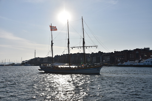 Un joli voilier à trois mats, dans le port d’Oslo, en Norvège