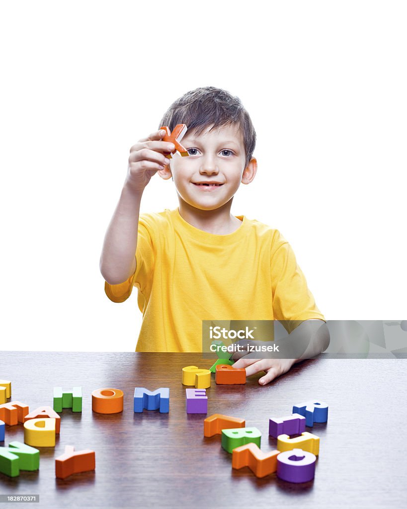 Маленький мальчик играет с буквами - Стоковые фото Алфавит роялти-фри