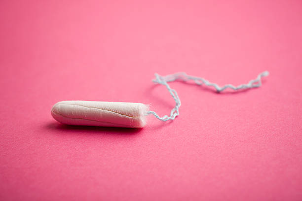 tampon em fundo rosa - tampon healthcare and medicine menstruation indoors - fotografias e filmes do acervo