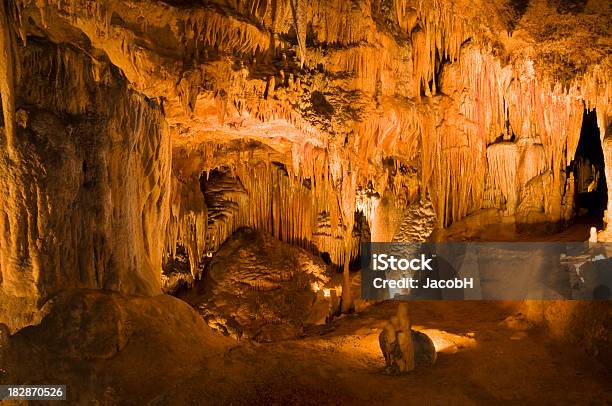 Cavernas De Luray Foto de stock y más banco de imágenes de Bajo tierra - Bajo tierra, Cavernas de Luray, Cueva