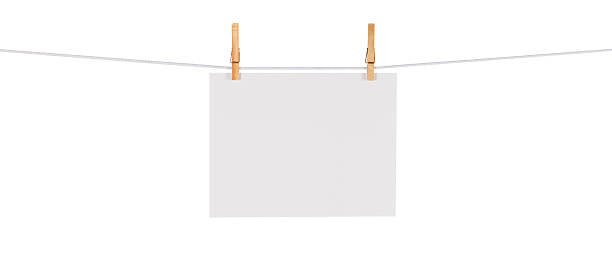 tarjeta en blanco colgado en blanco sobre una cuerda de tender la ropa - pinza de colgar la ropa fotografías e imágenes de stock