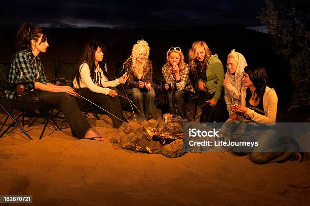 Foto de Sete Mulheres Sentados Ao Redor De Uma Fogueira Comendo Somemores Meianoite e mais fotos de stock de Acampar