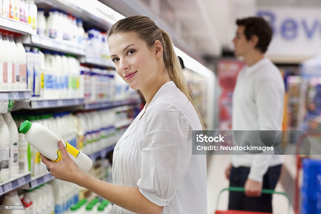 Mujer joven compras por la leche - Foto de stock de 20 a 29 años libre de derechos