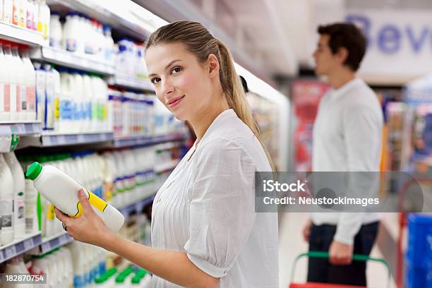 Mujer Joven Compras Por La Leche Foto de stock y más banco de imágenes de 20 a 29 años - 20 a 29 años, Adulto, Adulto joven