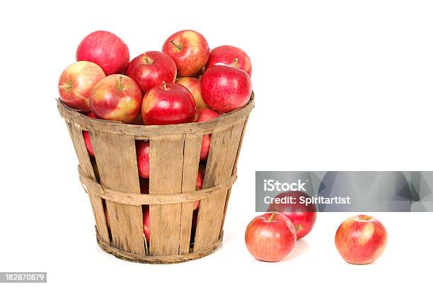 Äpfel In Einer Farm Korb Auf Weiß Stockfoto und mehr Bilder von Apfel - Apfel, Korb, Freisteller – Neutraler Hintergrund