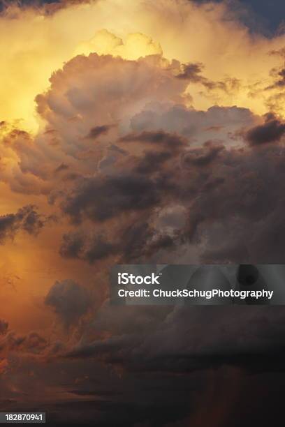 Photo libre de droit de Au Coucher Du Soleil Du Ciel De Nuages De La Tempête De Mousson banque d'images et plus d'images libres de droit de Beauté de la nature