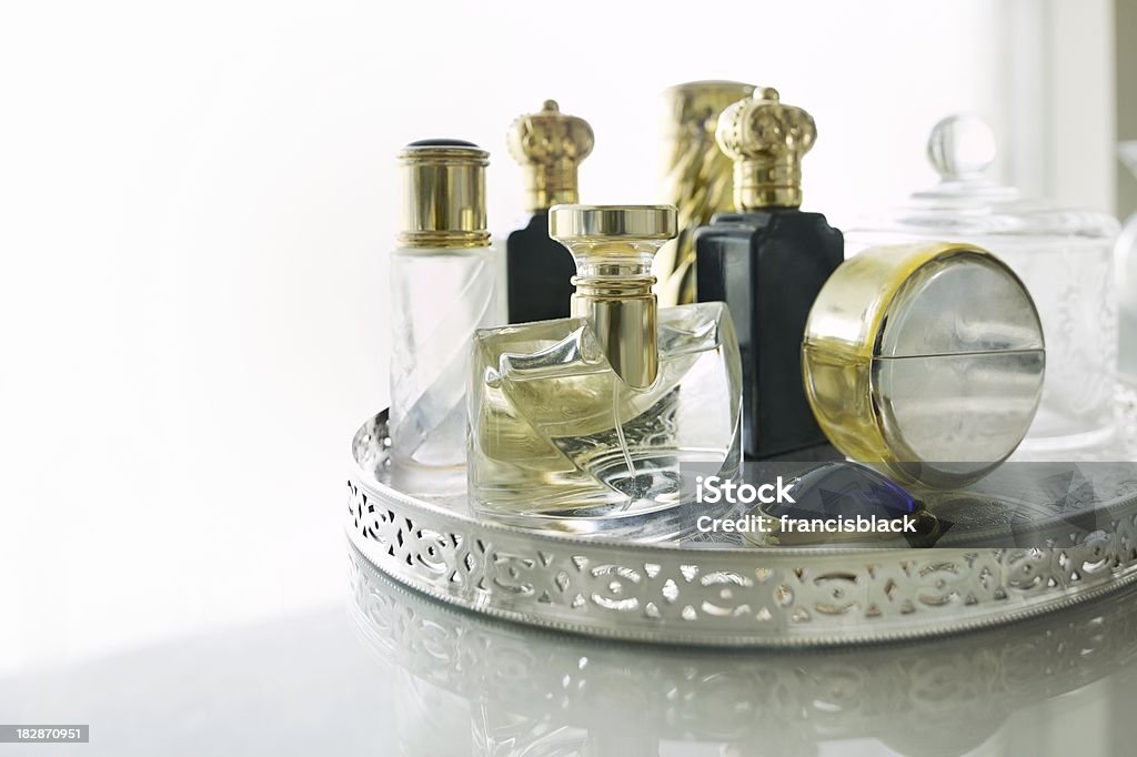 Perfumes de frascos en una bandeja de plata - Foto de stock de Pulverizador de perfume libre de derechos
