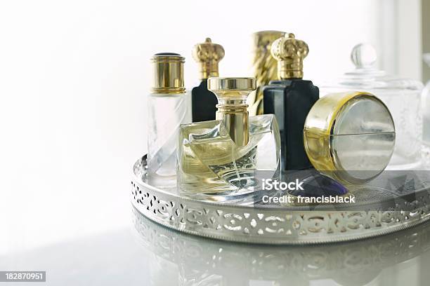 Perfumes De Frascos En Una Bandeja De Plata Foto de stock y más banco de imágenes de Pulverizador de perfume - Pulverizador de perfume, Bandeja, Perfume