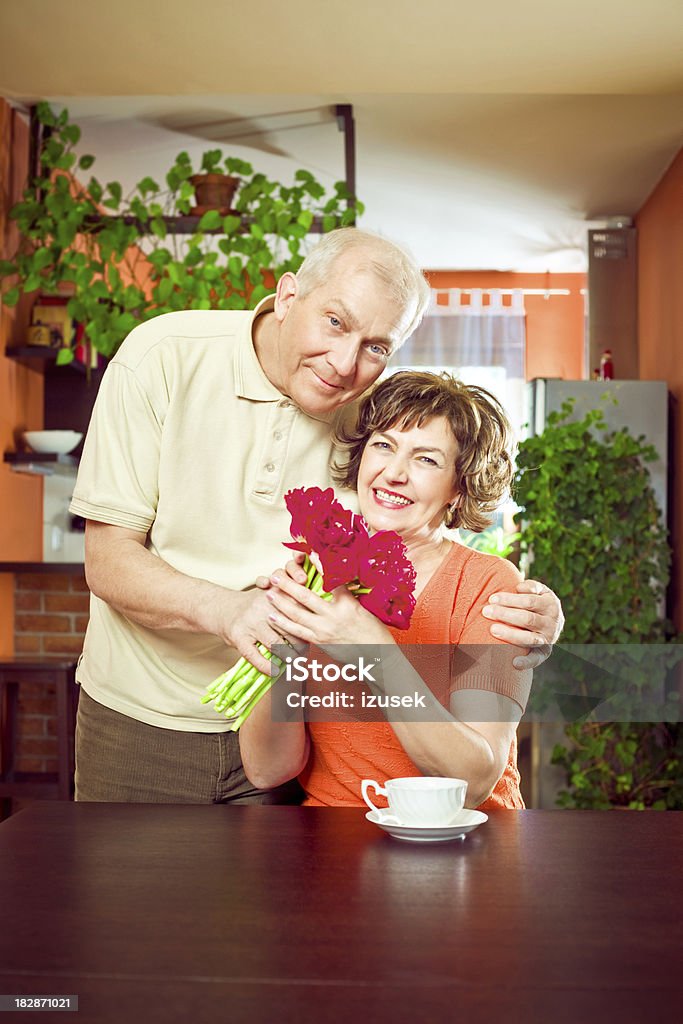 Starszy człowiek, dając Kwiat do jego żona - Zbiór zdjęć royalty-free (55-59 lat)
