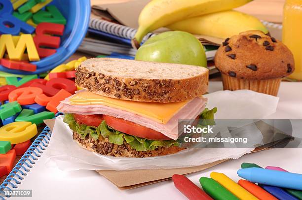 Merenda Escolar Na Mesa Da Sala De Aula - Fotografias de stock e mais imagens de Alfabeto - Alfabeto, Alimentação Saudável, Almoço