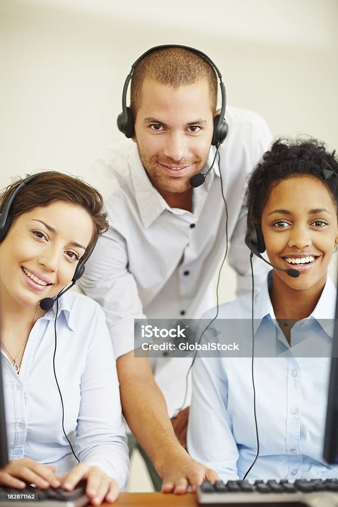 Retrato de sorrindo para a Central de atendimento para os funcionários no trabalho - Foto de stock de Call Center royalty-free