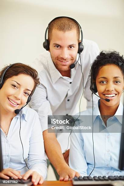Foto de Retrato De Sorrindo Para A Central De Atendimento Para Os Funcionários No Trabalho e mais fotos de stock de Call Center