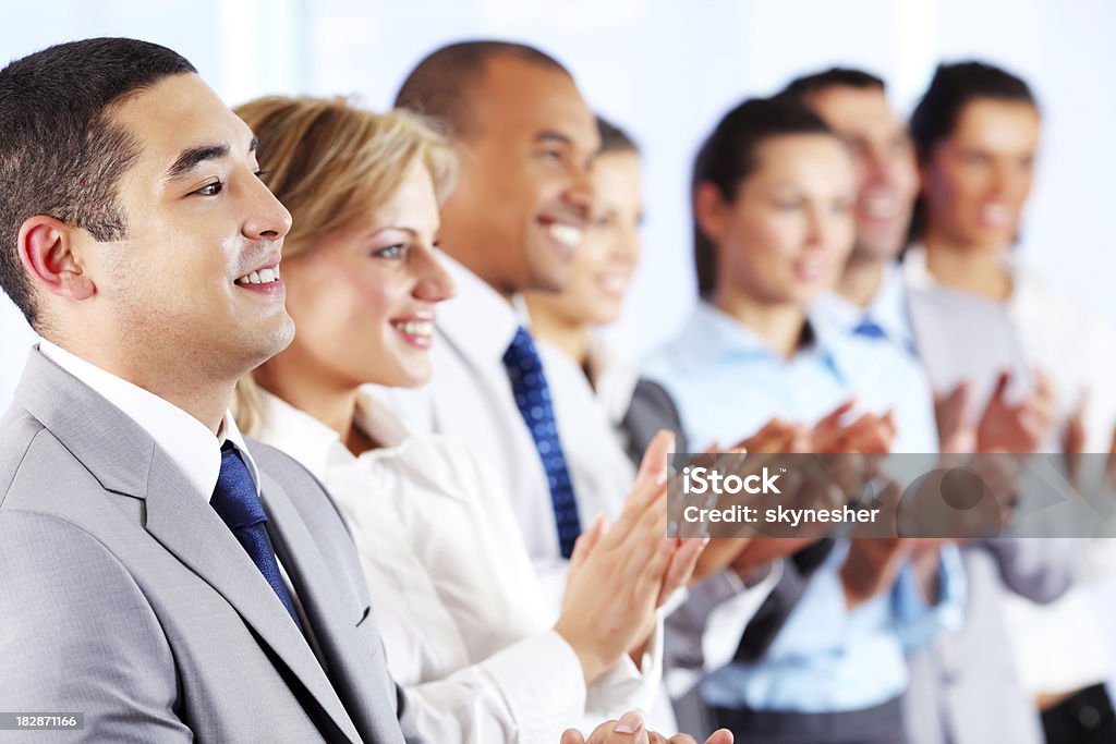 Giovani uomini d'affari in piedi in fila e applaudire. - Foto stock royalty-free di Businessman