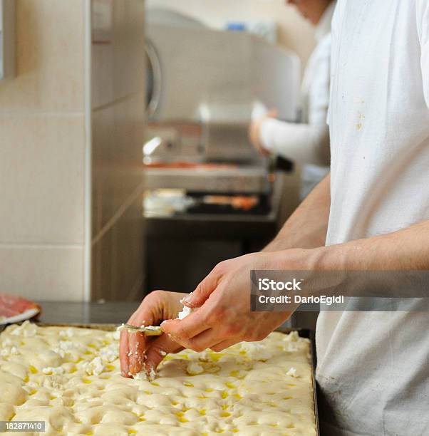 Preparazione Della Pizza - Fotografie stock e altre immagini di Cibi e bevande - Cibi e bevande, Cibo, Composizione verticale