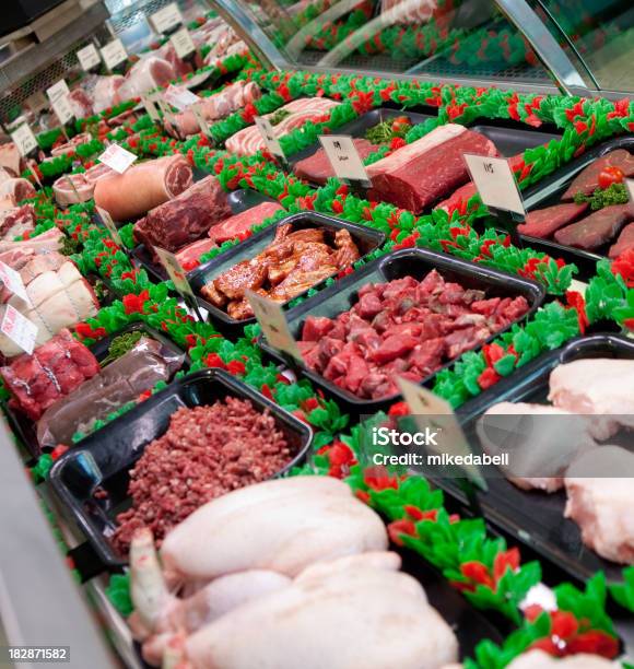 Selecção Das Carnes Na Loja De Transformação - Fotografias de stock e mais imagens de Ave doméstica - Ave doméstica, Balcão de Pagamento, Carne