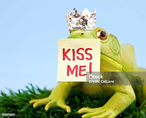 Frog Князь Очаровательный — стоковые фотографии и другие картинки Лягушка - Лягушка, Целовать, Прекрасный принц