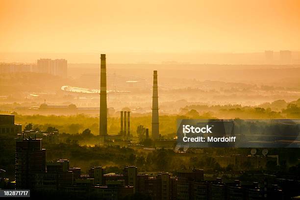 Foto de Moscou Arredores De Fumaça E Incêndio Fumaça e mais fotos de stock de Cidade - Cidade, Distrito industrial, Sujo