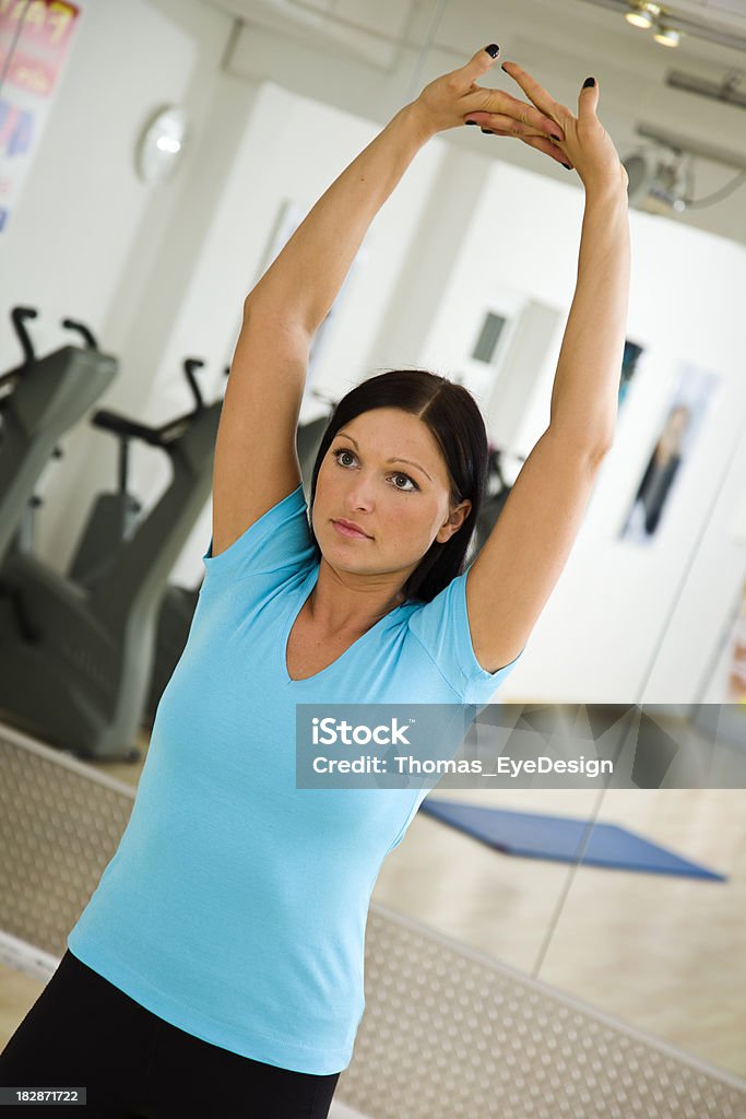 Mulher dando Latissimus Dorsi Stretch - Royalty-free 25-29 Anos Foto de stock