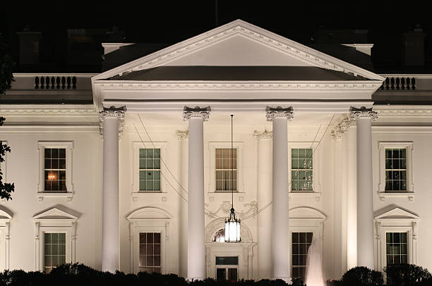 istock Whitehouse closeup at night 182871831