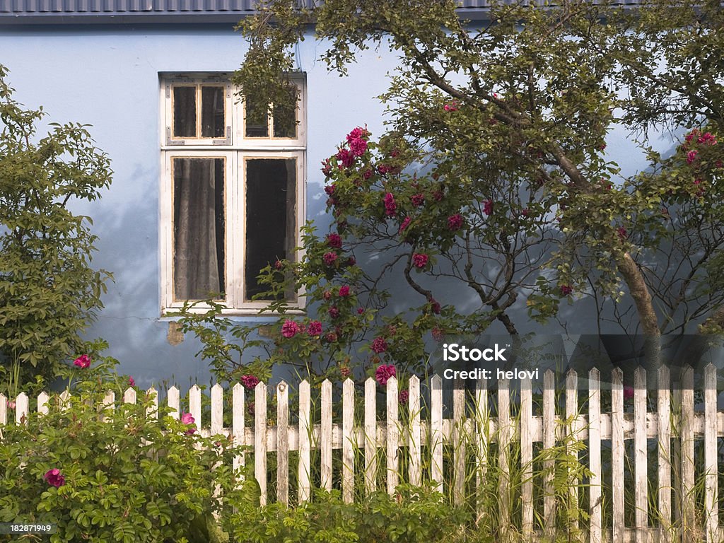 Nordic azul casa blanca valla de piquete - Foto de stock de Azul libre de derechos