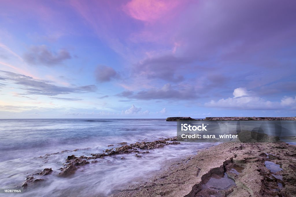 Costa rochosa na ilha de Curaçao ao pôr-do-sol - Foto de stock de Alto contraste royalty-free