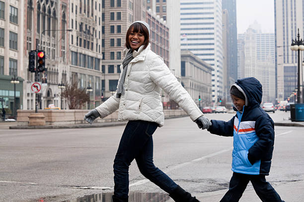 chicago en invierno-madre e hijo en la avenida michigan - familia de cruzar la calle fotografías e imágenes de stock
