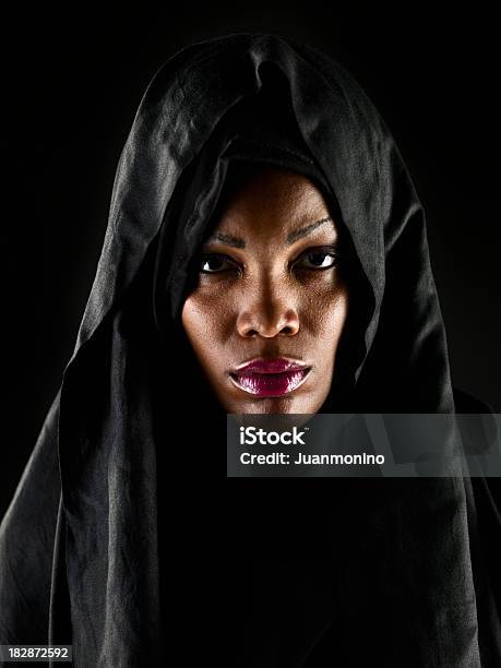 Foto De Una Mujer Musulmana Africana Foto de stock y más banco de imágenes de Mujeres - Mujeres, Senegal, Una sola mujer