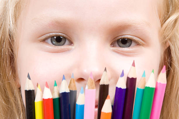 持つかわいい小さな女の子のクレヨン付き） - schoolgirl little girls crayon human face ストックフォトと画像