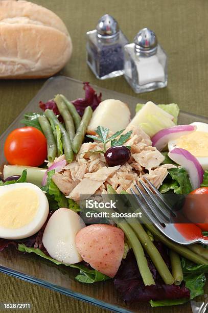 Insalata Nicoise - Fotografie stock e altre immagini di Alimentazione sana - Alimentazione sana, Antipasto, Cibi e bevande