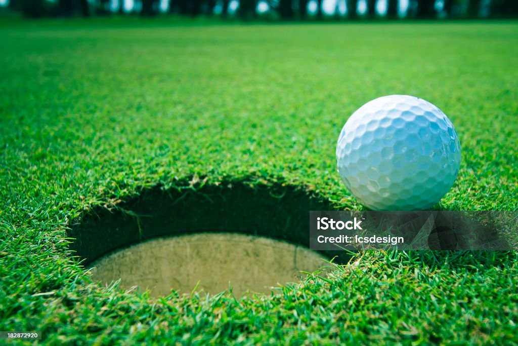 Bola de Golfe No próximo buraco - Royalty-free Adversidade Foto de stock