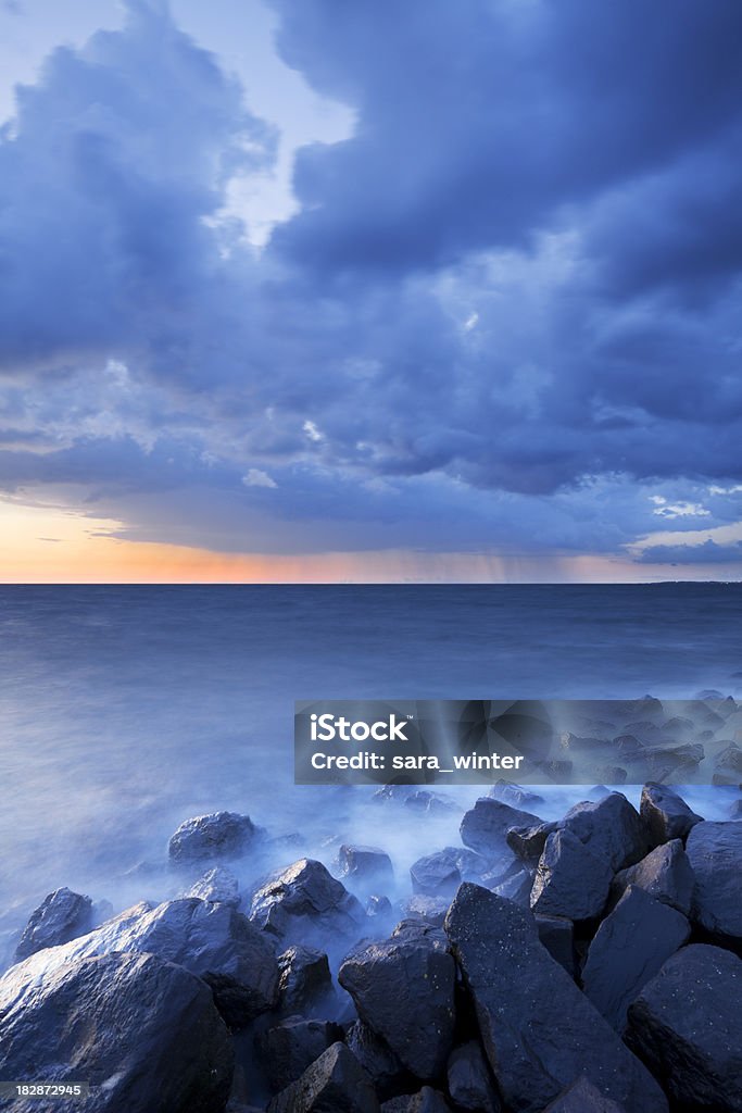 Nubes de tormenta sobre el lago lago ijssel, Flevolanda, Netherlnads - Foto de stock de Agua libre de derechos
