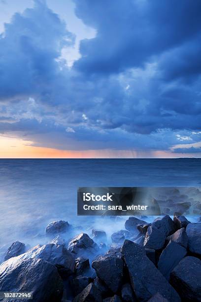 Tempesta Nuvole Sopra Il Lago Il Lago Ijsselmeer Flevoland Netherlnads - Fotografie stock e altre immagini di Acqua