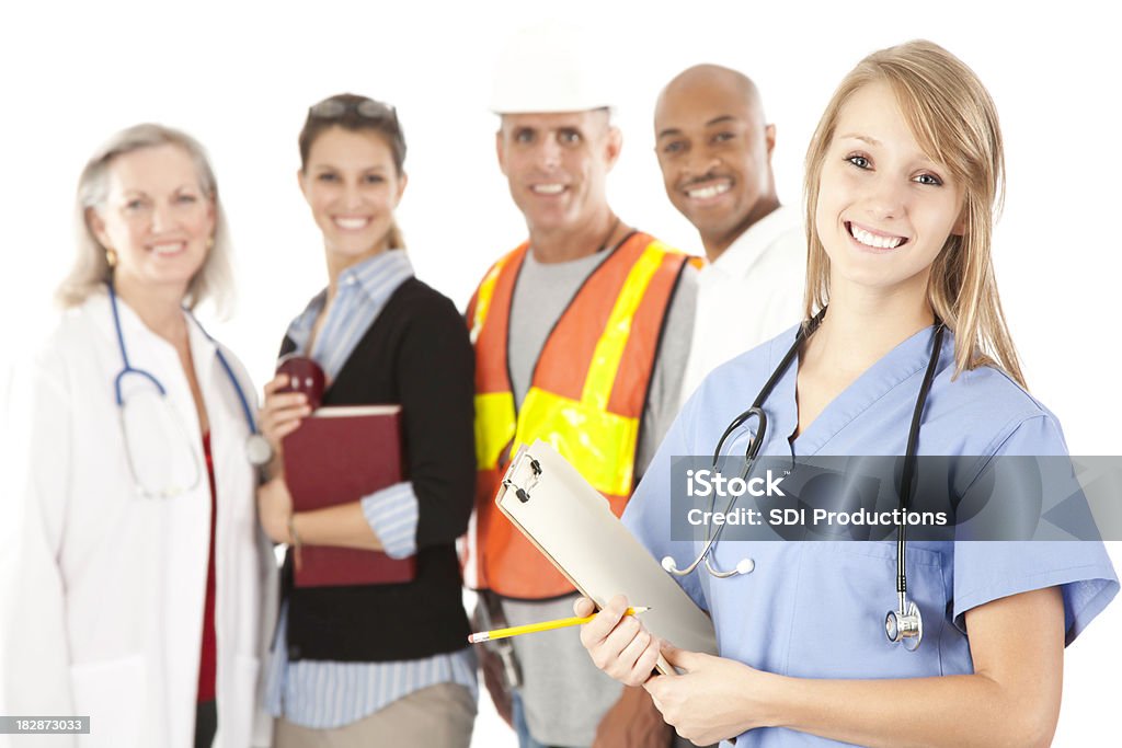 Feliz jovem enfermeira e pessoas de diferentes estilos de vida - Foto de stock de Várias Profissões royalty-free