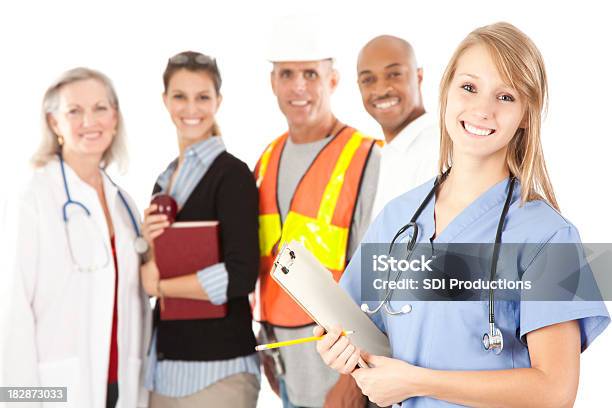 Foto de Feliz Jovem Enfermeira E Pessoas De Diferentes Estilos De Vida e mais fotos de stock de Várias Profissões