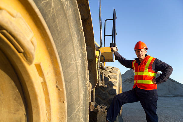 hombre y máquina - construction machinery machine industrial equipment grader fotografías e imágenes de stock