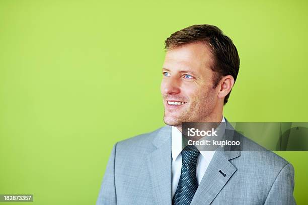 Sorridente Empresário Olhando Para Longe Contra O Fundo Verde - Fotografias de stock e mais imagens de Fundo verde