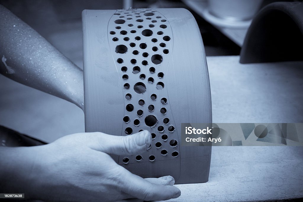 Artisan ceramist trabajo en Vietri Sul Mare (Italia - Foto de stock de Alfarero libre de derechos