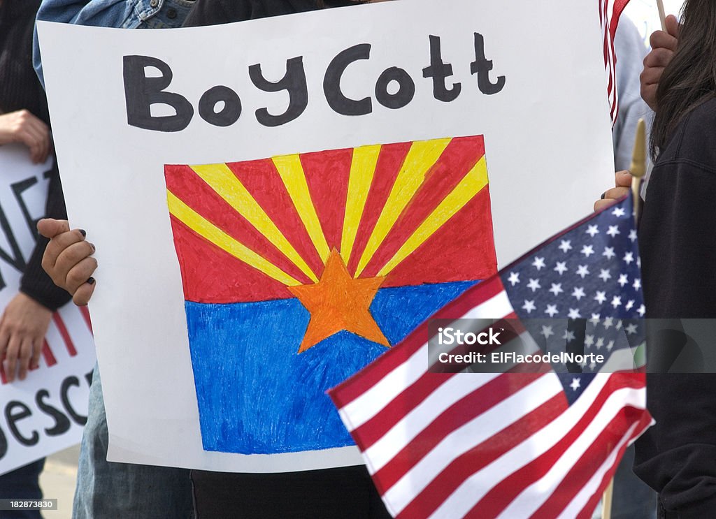 Arizona placa e Anti-flag. - Foto de stock de Protesto royalty-free