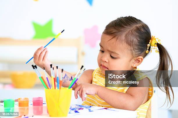 Foto de Menina De Pintura e mais fotos de stock de 2-3 Anos - 2-3 Anos, Aluno de Jardim de Infância, Amarelo