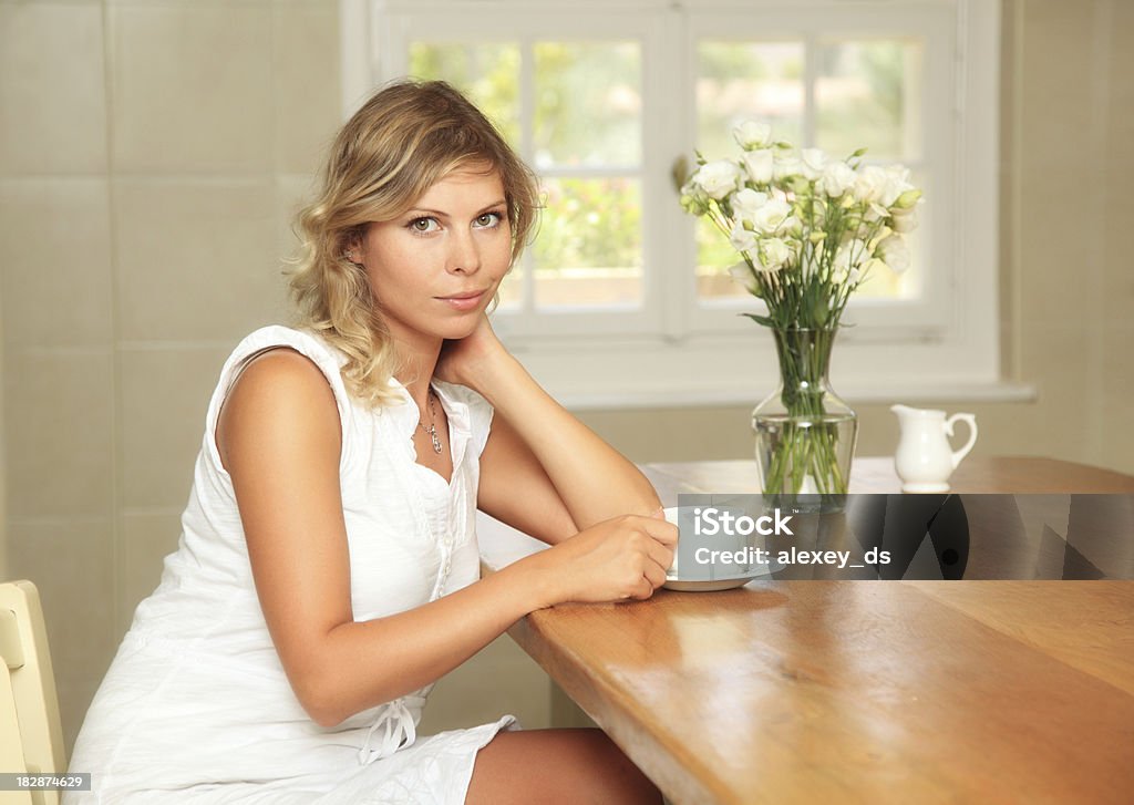 Élégante femme en robe blanche se trouve sur la table - Photo de Adulte libre de droits