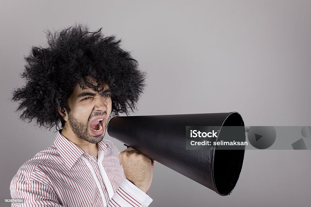 Bizzare Mann mit lockigem Haar rufen auf old fashioned Megafon - Lizenzfrei Alt Stock-Foto