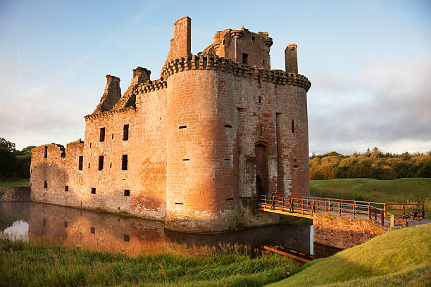 スコットランドで caelaverock 城 - caerlaverock ストックフォトと画像