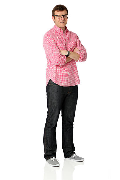 hombre casual aislado lleva una camisa rosa - smart casual looking at camera full length indoors fotografías e imágenes de stock